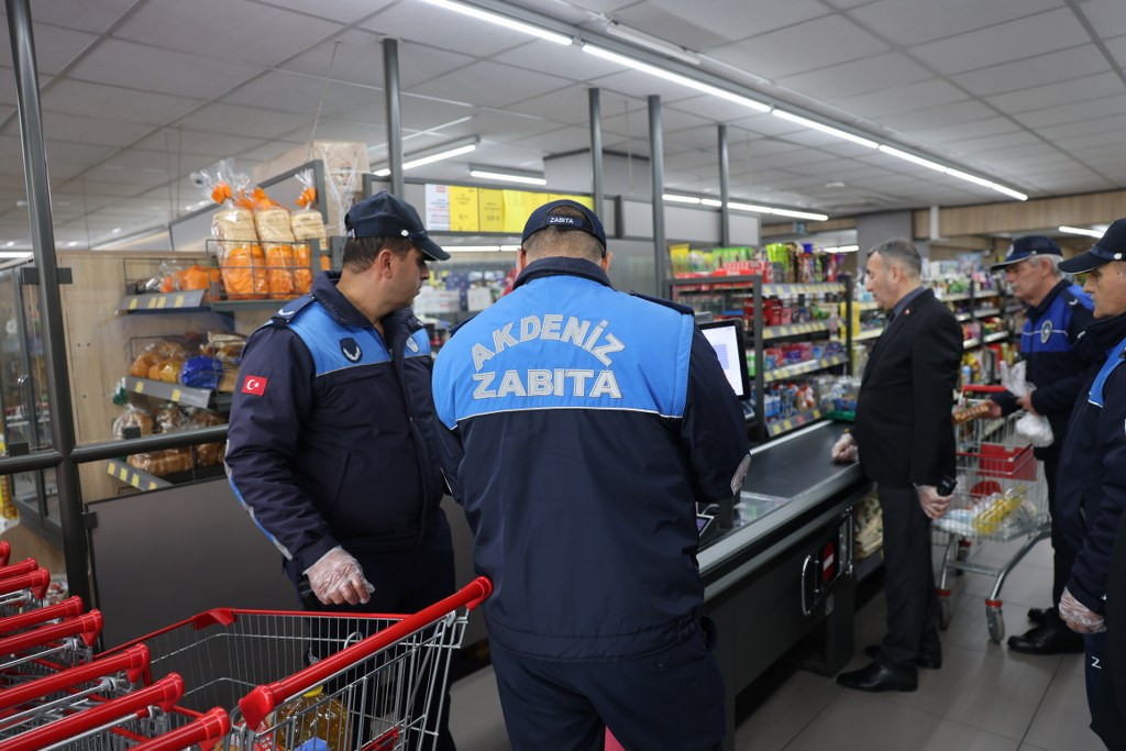 Akdeniz Belediyesi Zabıta Ekipleri Zincir Marketleri Denetledi